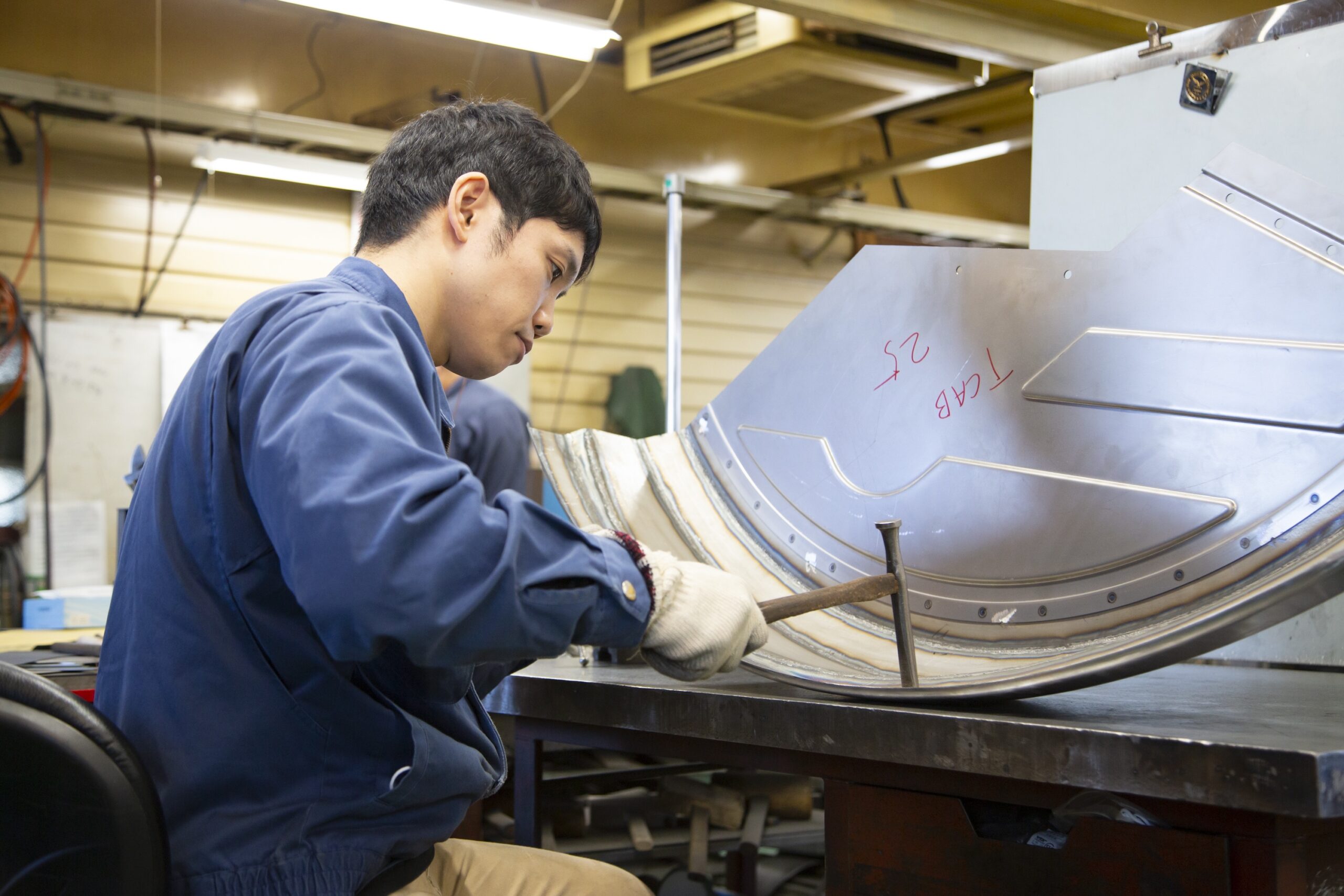 ものづくりの楽しさ伝える板金会社、ZAS型による絞りや叩き板金で試作も