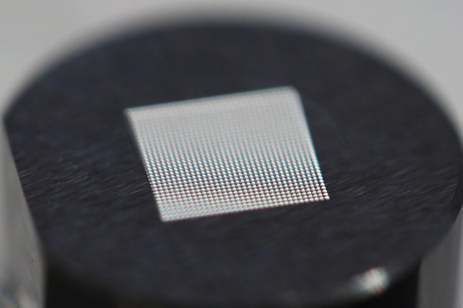 ガラス製マイクロレンズアレイを金型で量産化に成功 株式会社ワークス | エミダスマガジンWEB