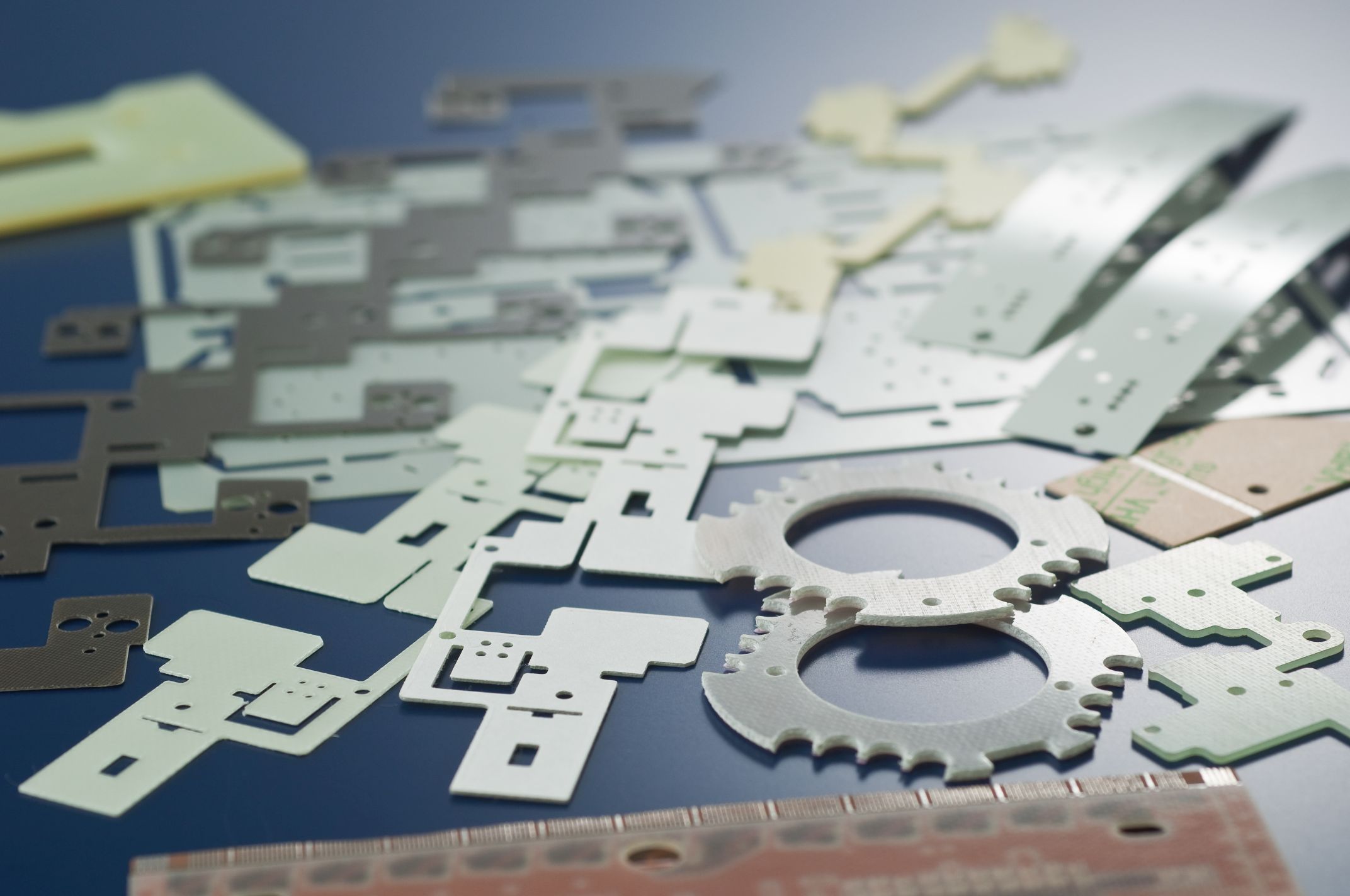 真空貼り合わせ装置を自社開発　装置開発力で新素材にもスピーディに対応――明星電気株式会社